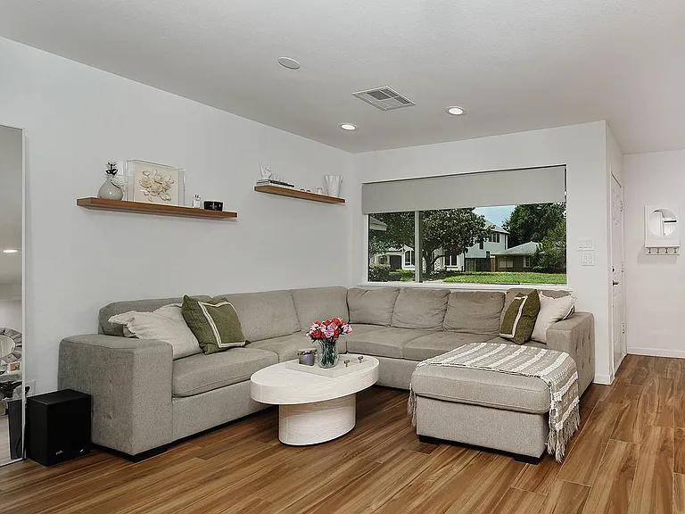4007 Markham St — Photo 11