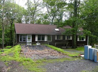 165 Mockingbird Ct, Bushkill, PA 18324