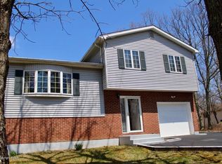 108 Gold Finch Rd, Bushkill, PA 18324