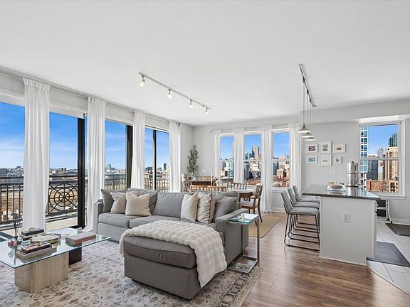 4th image of 5 E 14th Pl APT 1705