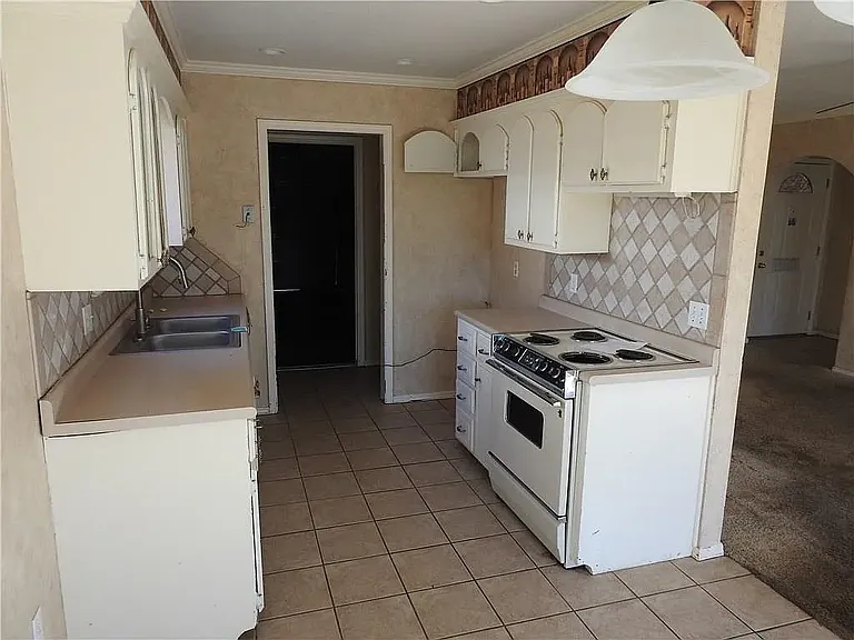 728 Garden Grv — Photo 1