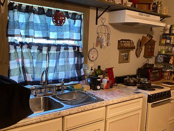 3rd image of 502 Pecan St