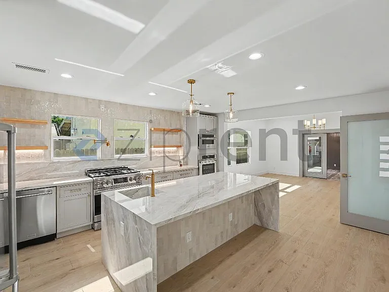 1676 W 24th St — Photo 18