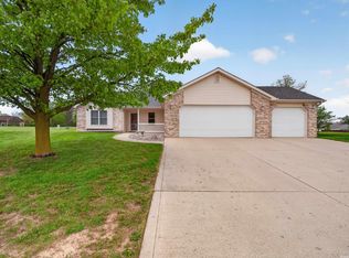 1402 Barrington Dr, Auburn, IN 46706