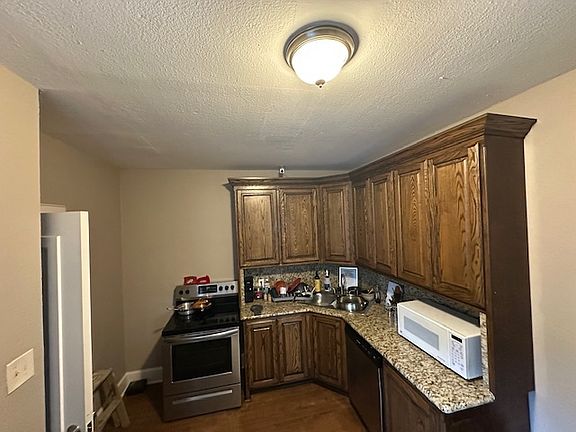 3rd image of 440 S Vine Ave Room 1