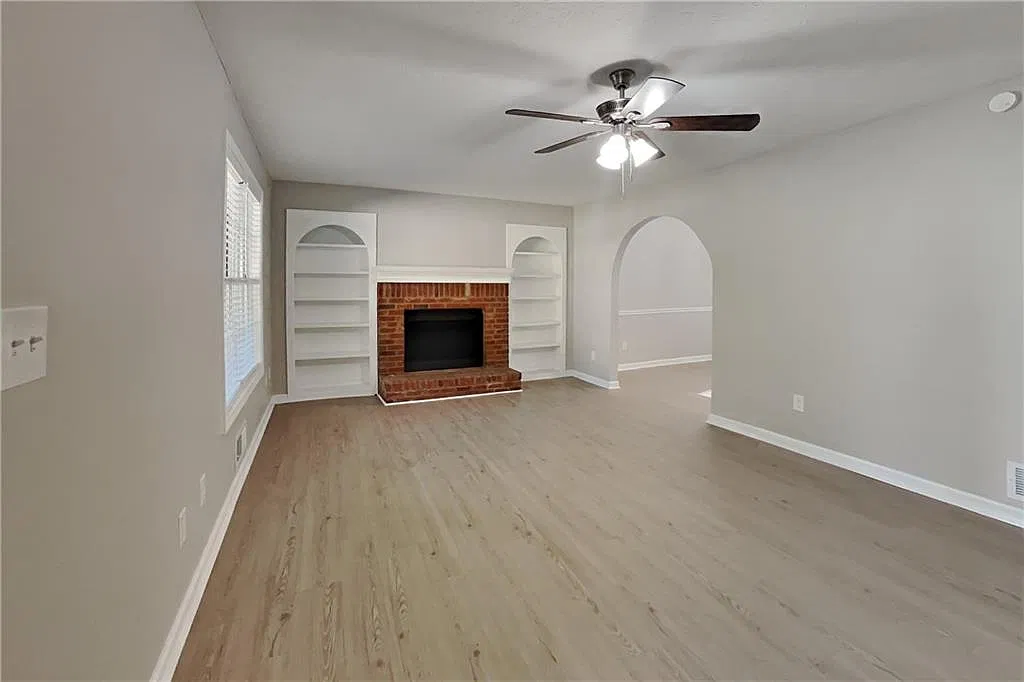 3 bed, 2.5 bath, 2558 sqft, $2,350 — Photo 2