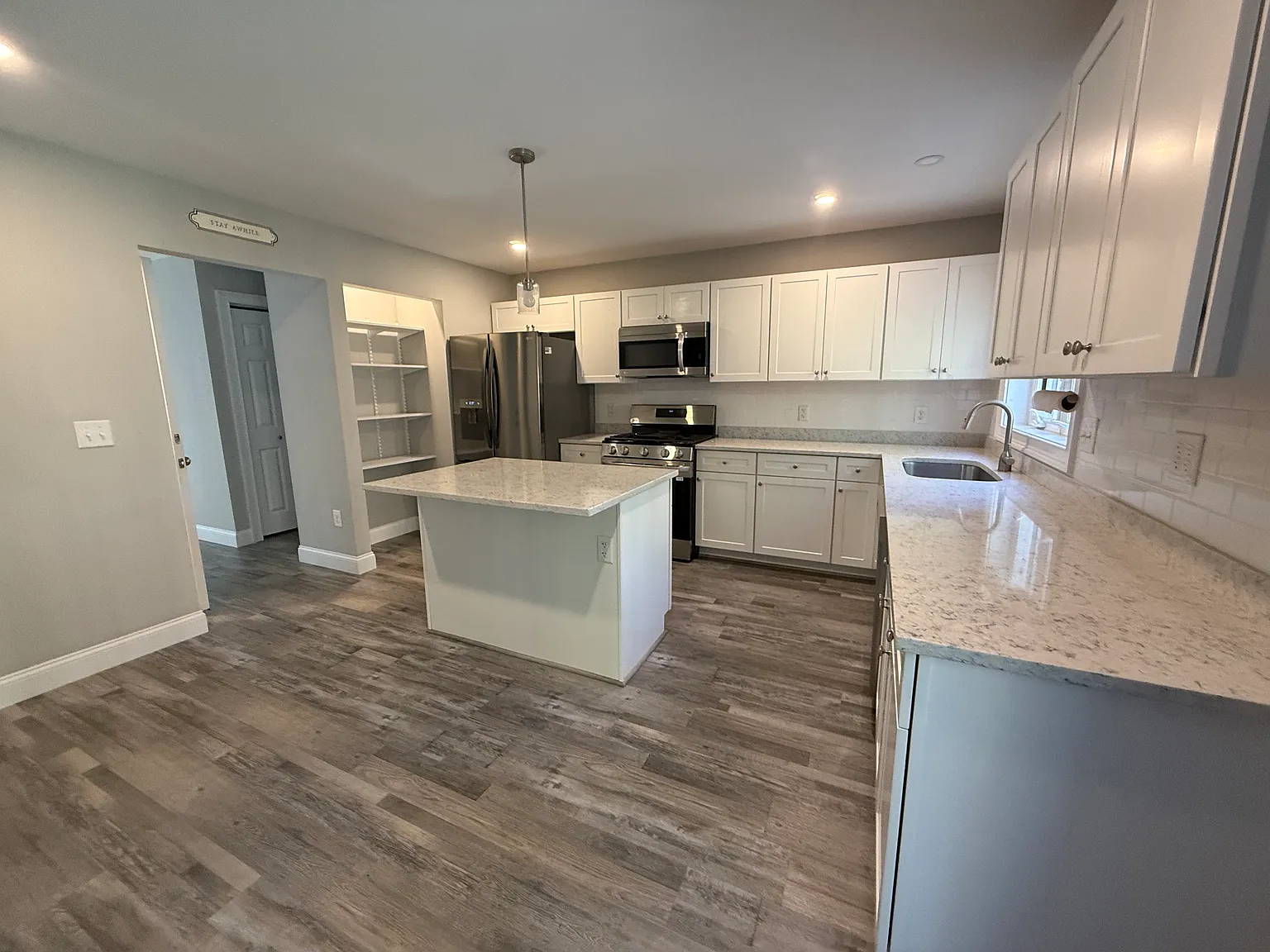 3 bed, 2.5 bath, 1895 sqft, $3,200 — Photo 1