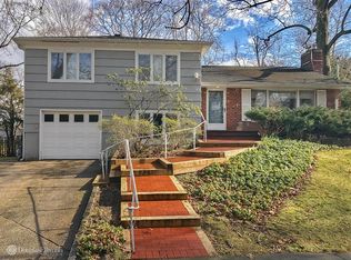 40 Morewood Oaks, Port Washington, NY