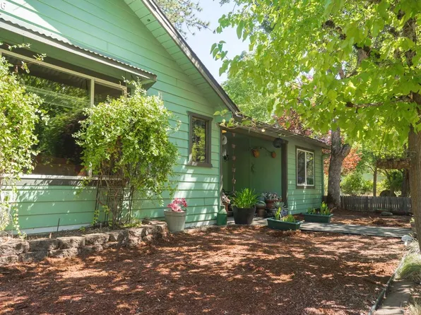 120 Ken Rose Ln, Cave Junction, OR 97523