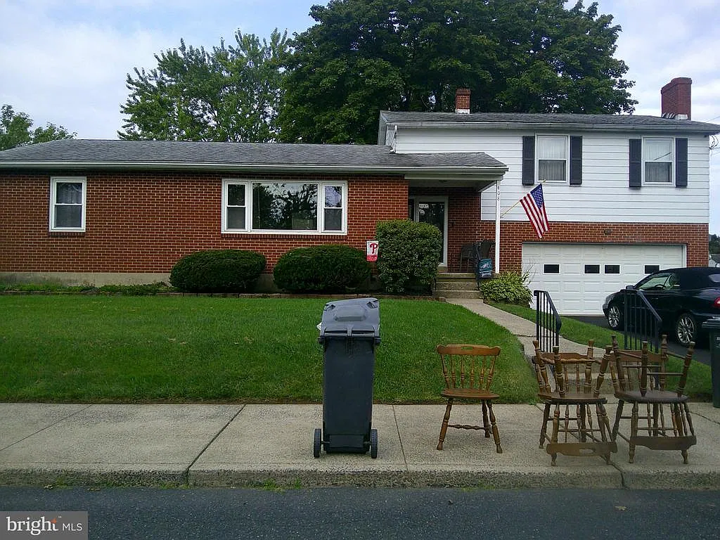 4 bed, 2.0 bath, 1778 sqft, $2,900 — Photo 2