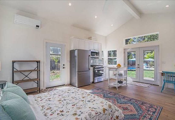 4th image of 4421 Springwood Ct #A