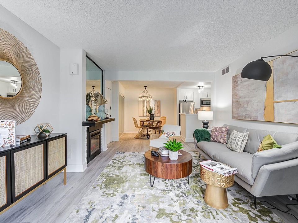 Fusion Warner Center - Living Room