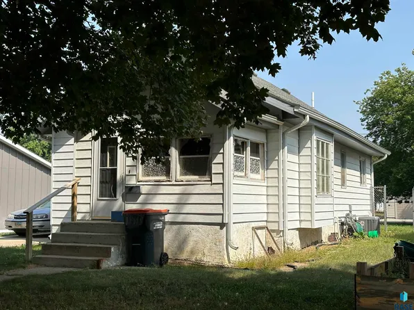 404 S 4th St, Beresford, SD 57004