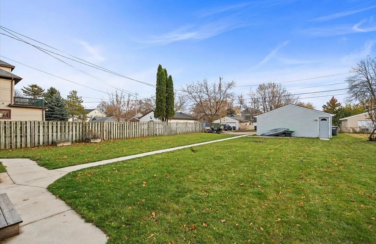 2 bed, 900 sqft, $1,300 — Photo 2