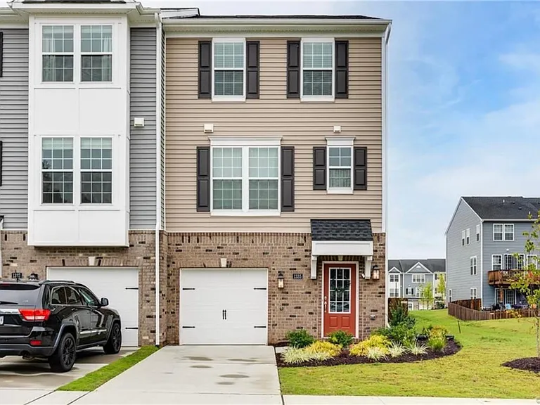 1335 Claytor Ln — Photo 2