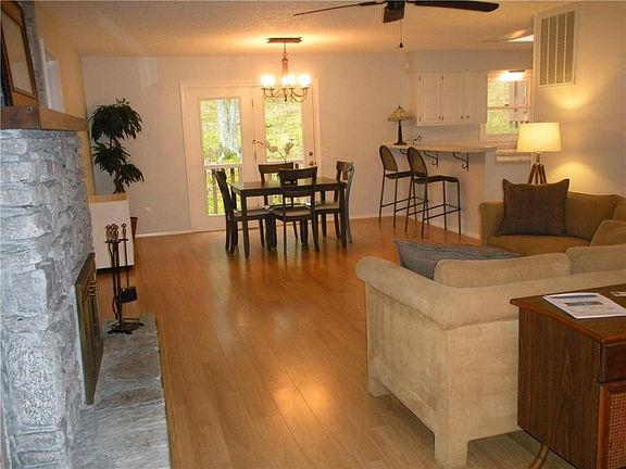 5th image of 72 Dogwood Dr