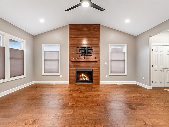 3rd image of 1352 Creeks Edge Dr