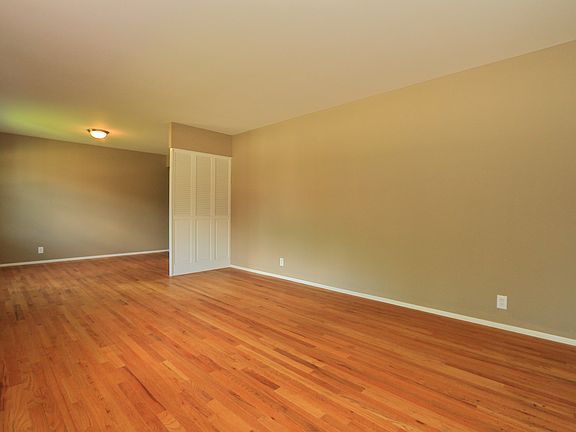 3rd image of 2560 Greenbriar Dr