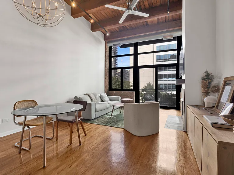 525 W Superior St #322 — Photo 7