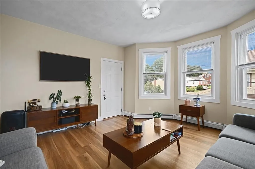 2 bed, 1.0 bath, 924 sqft, $2,000 — Photo 1