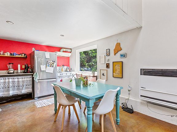 Kitchen table/Dining area