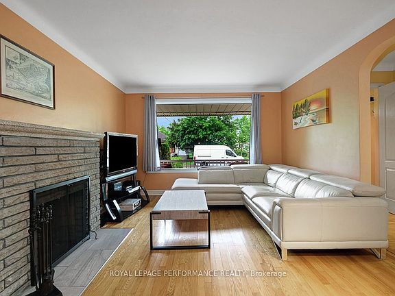 4th image of 102 Donald St