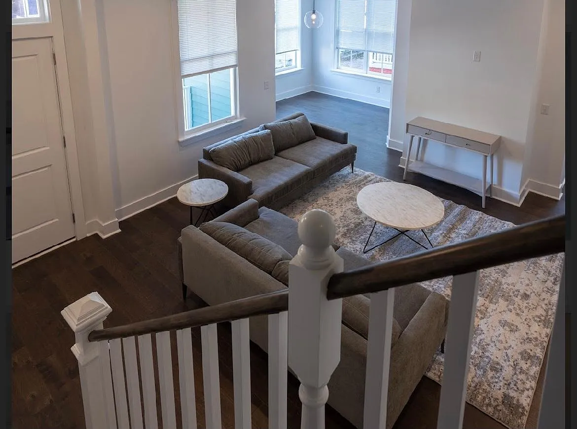 2207 Barnard St — Photo 2