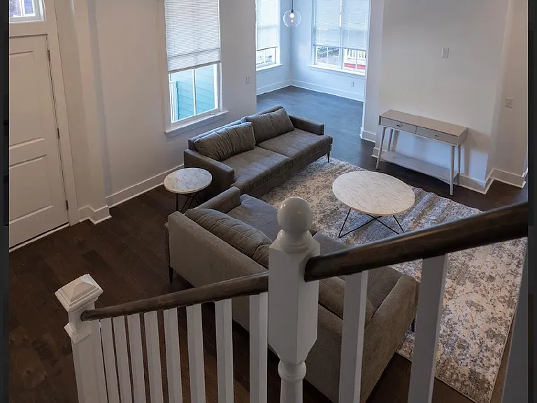 2207 Barnard St — Photo 2