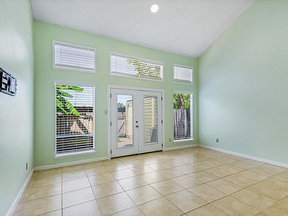 4th image of 2425 Miramar Ct #2425