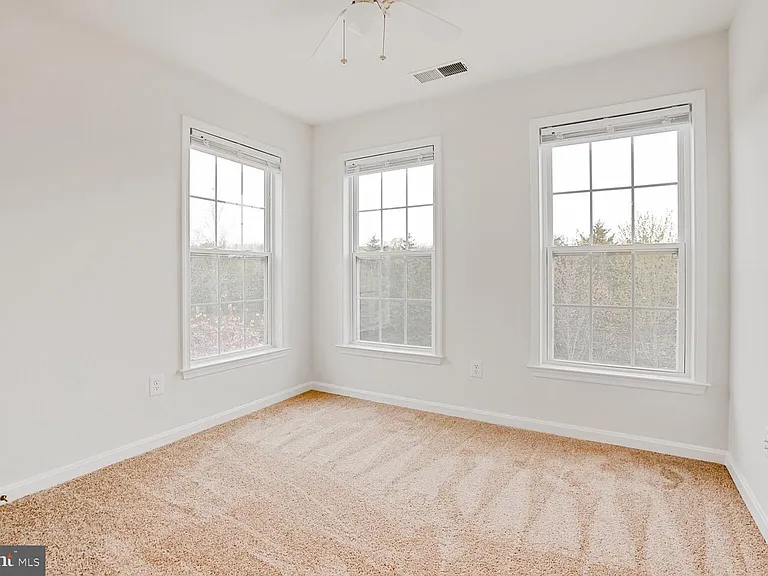 22062 Dilworth Sq — Photo 16