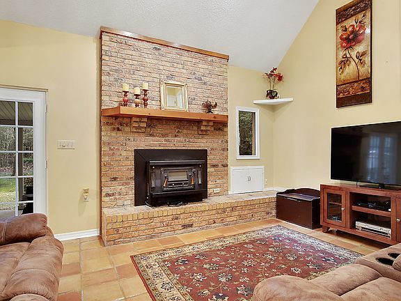 4th image of 100 N Dogwood Dr