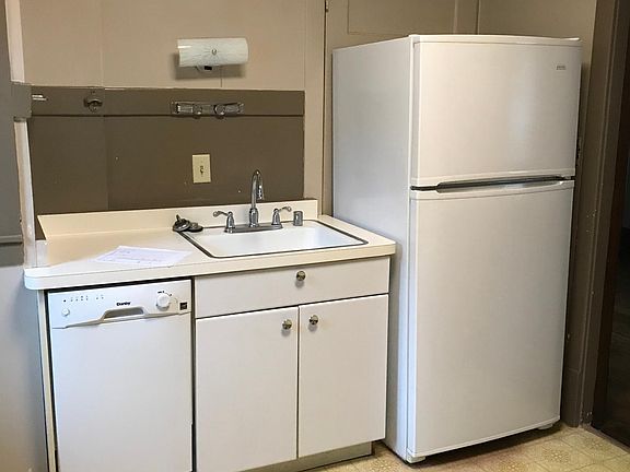 Kitchen-stove, refrigerator and dishwasher included