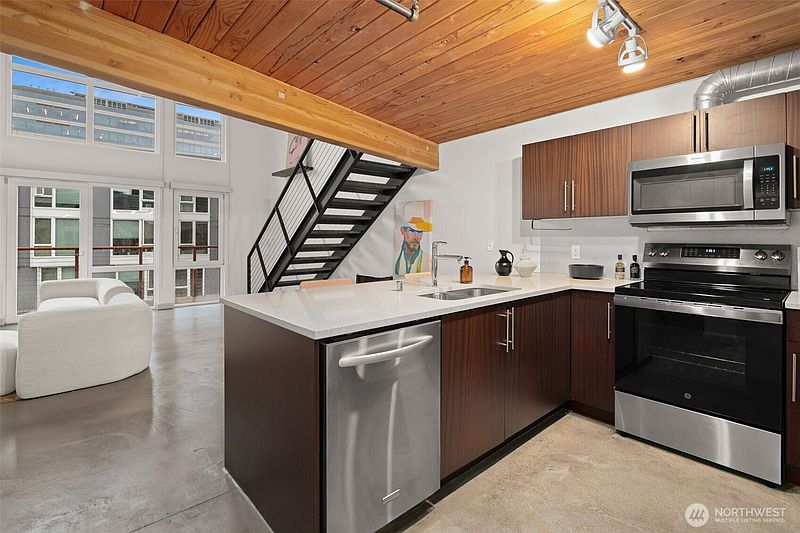 3rd image of 401 9th Avenue N #616