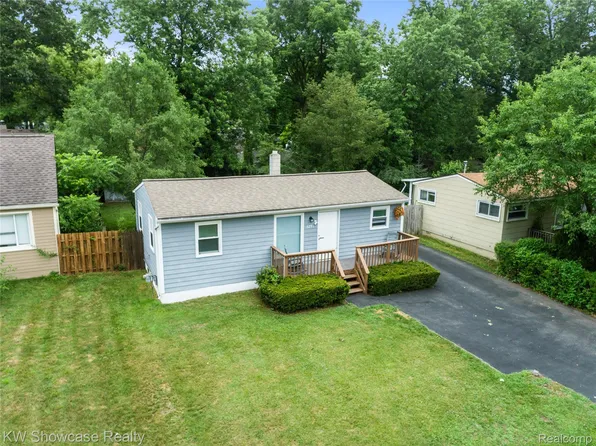 3291 Melmoor St, Commerce Township, MI 48382