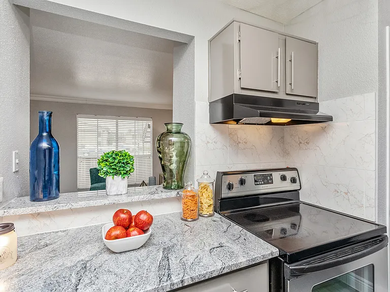 Del Mar Apartments — Photo 13