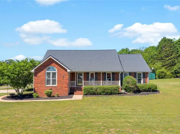 71 Woodridge Way, Royston, GA 30662