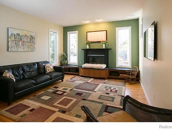 5th image of 517 W Washington St