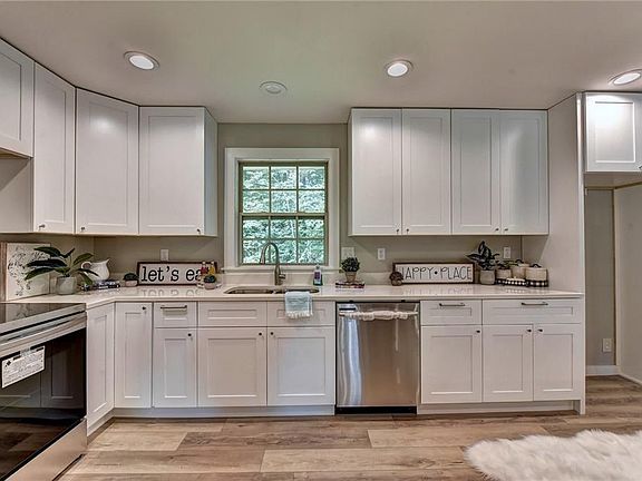 3rd image of 2875 Jordan Woods Dr