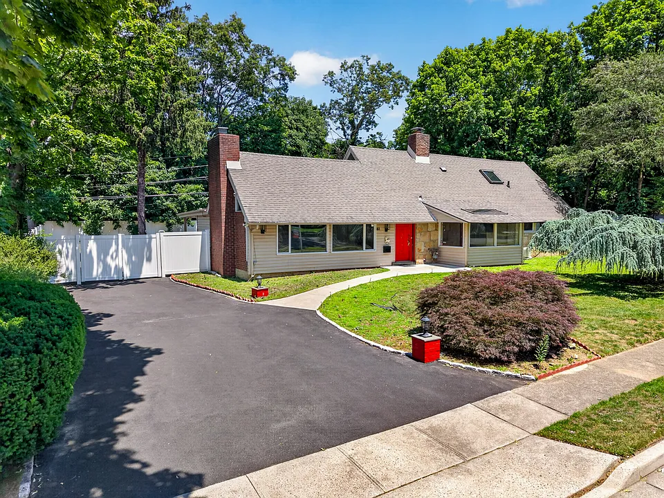81 Carriage Ln