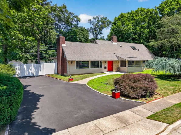 81 Carriage Ln, Roslyn Heights, NY 11577