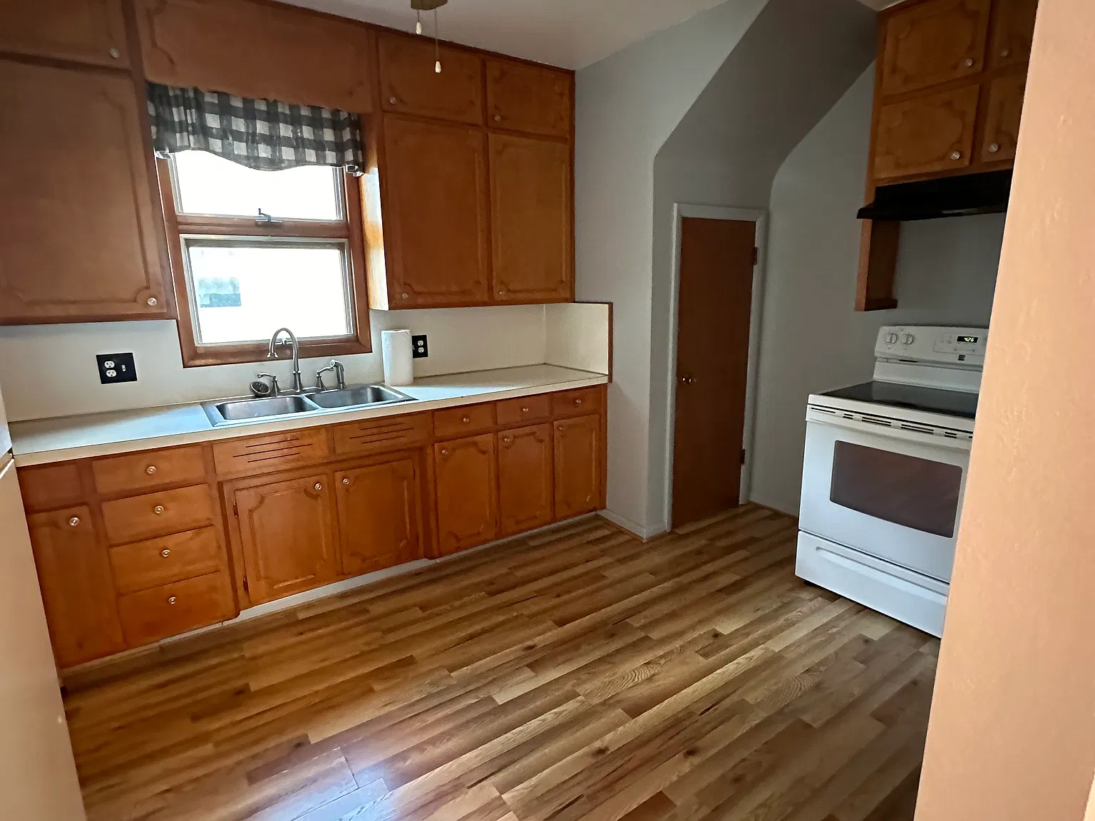 4 bed, 1200 sqft, $2,400 — Photo 3