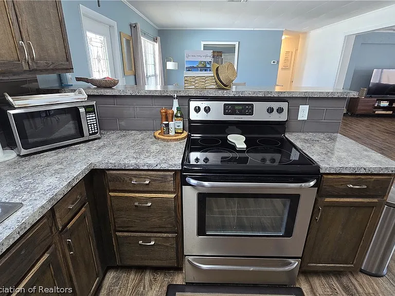 639 Killarney Dr — Photo 8