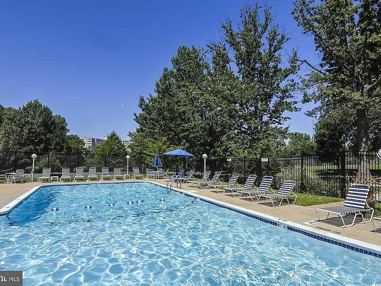 Fairlington Green pool. Included in rent! A short 75m walk. One of the closest homes to the pool!