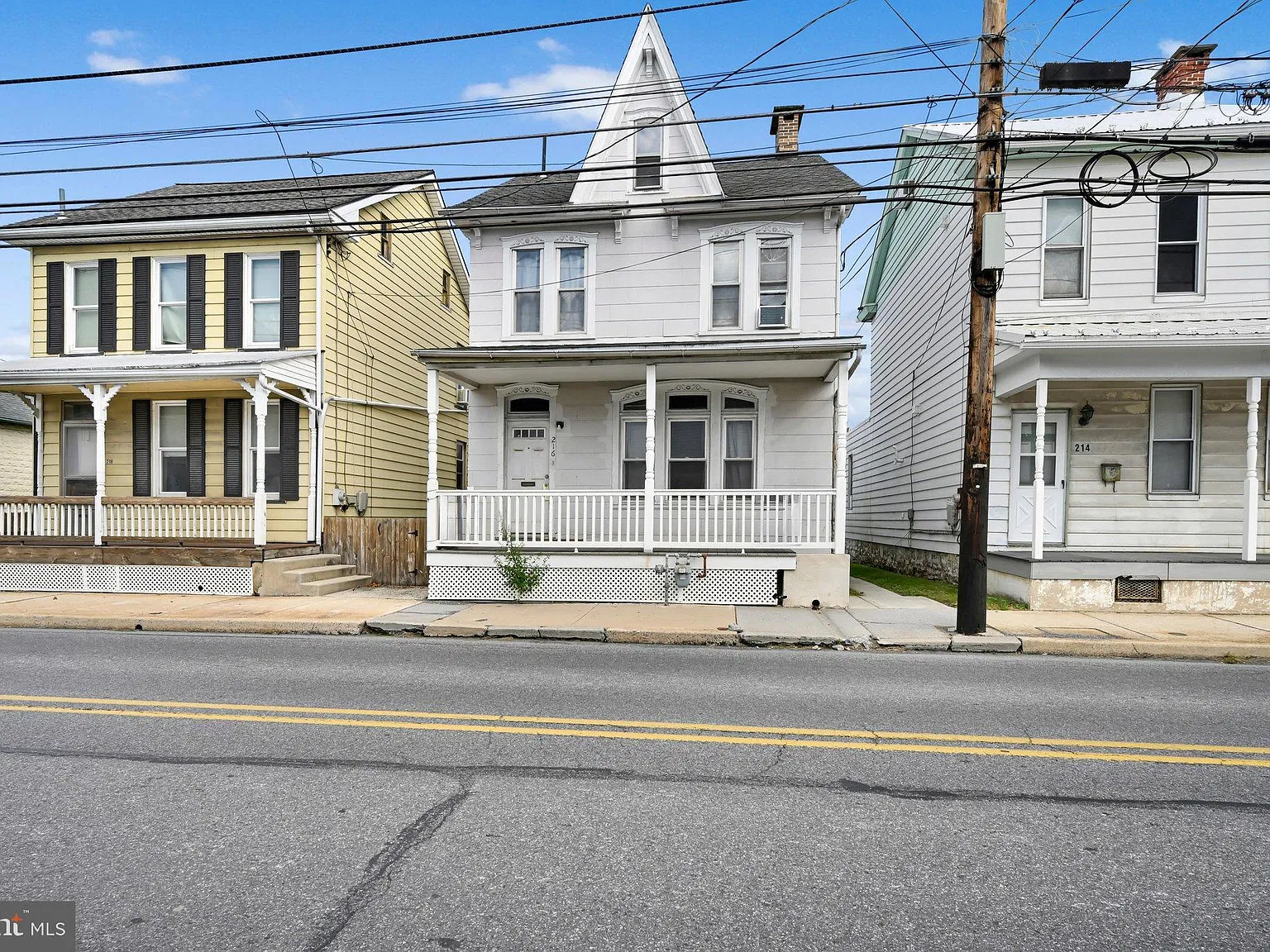 4 bed, 1.5 bath, 1320 sqft, $2,000 — Photo 1