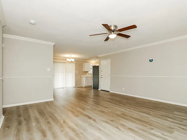 721 Oak Grove Ln — Photo 5