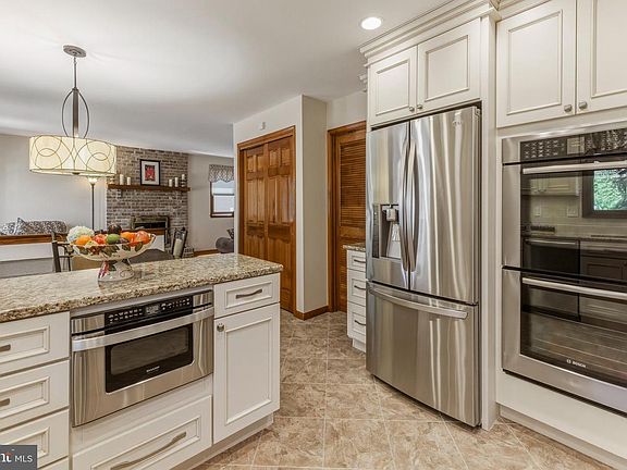5th image of 8 Rothschild Ct
