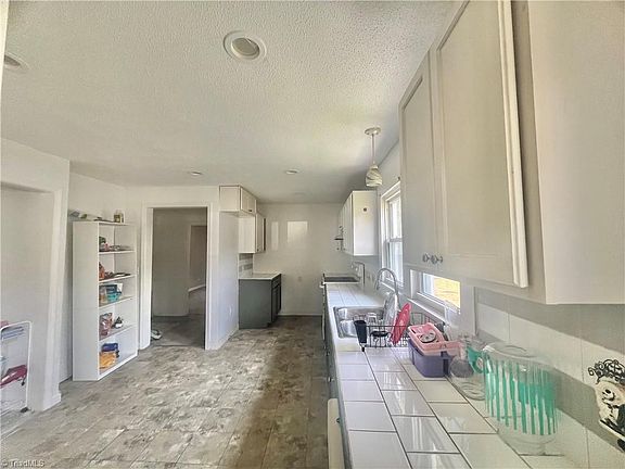 4th image of 608 Unity St