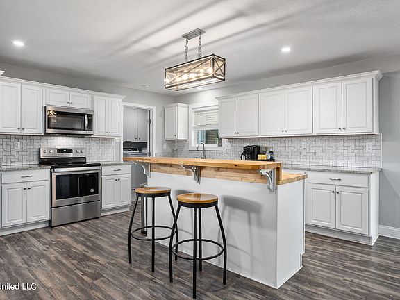 4th image of 15448 Parkwood Dr N