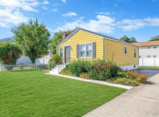 141 Baiting Place Rd, Farmingdale, NY 11735