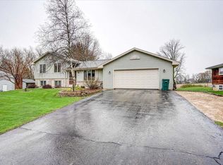 6717 Prairie View Dr, Sun Prairie, WI 53590